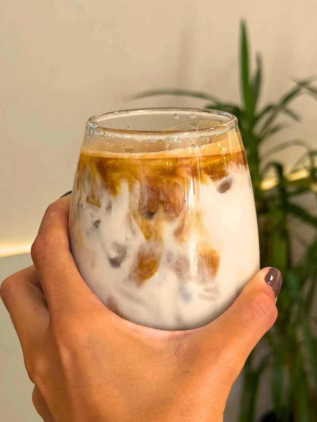 Iced latte en vaso de vidrio