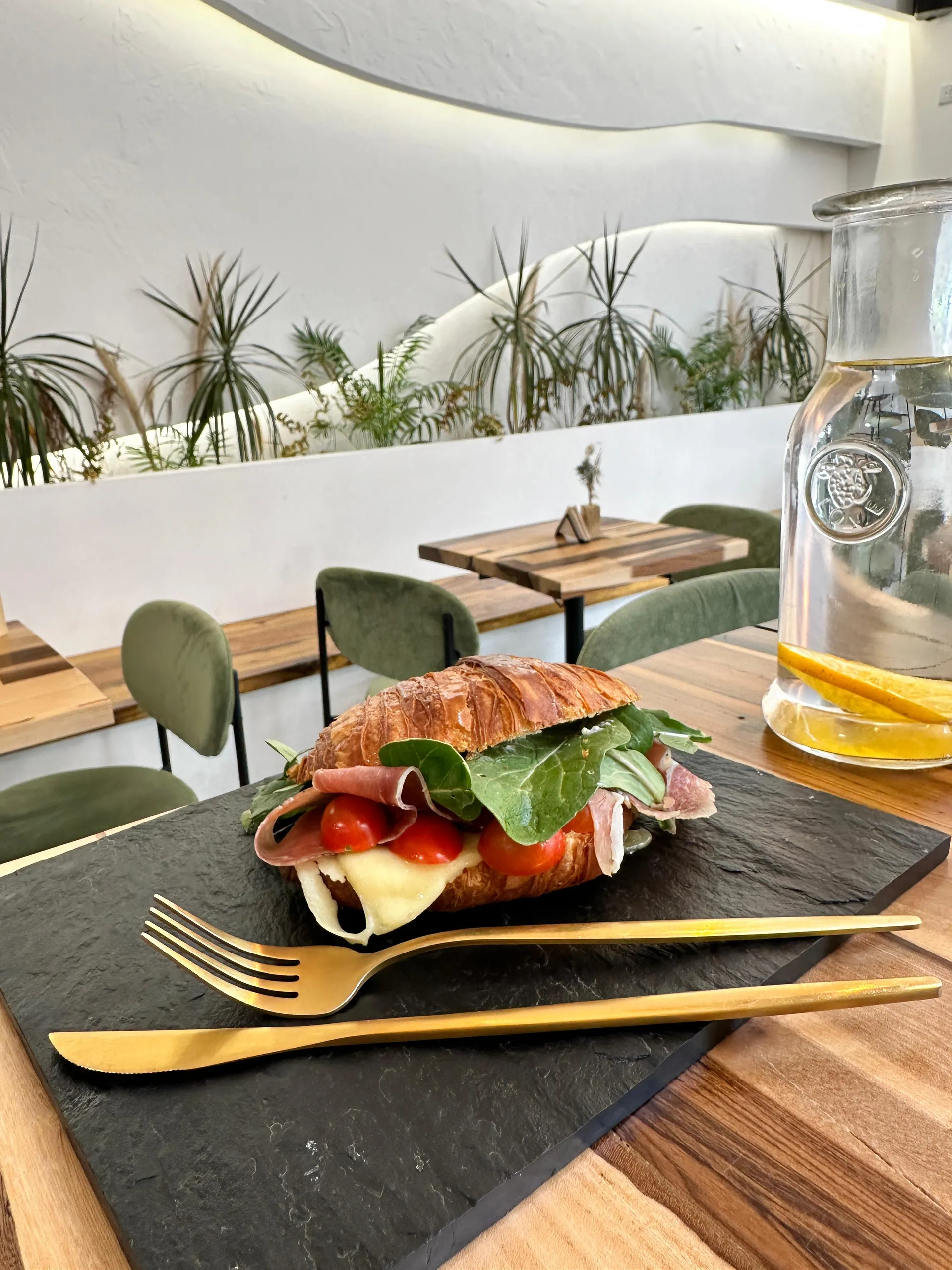 Croissant relleno artesanal en MAO Café