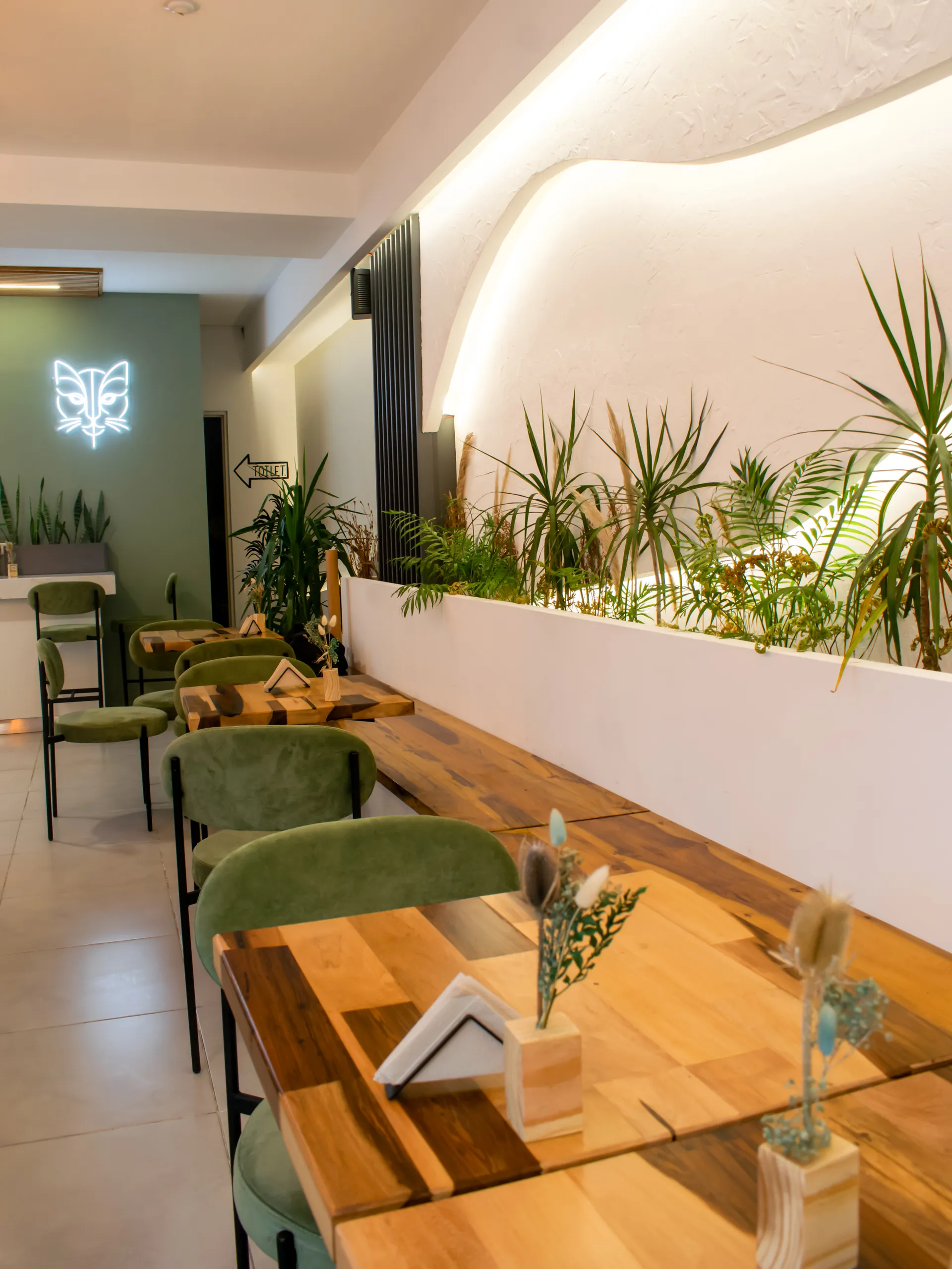 Interior de MAO Café con neón y plantas